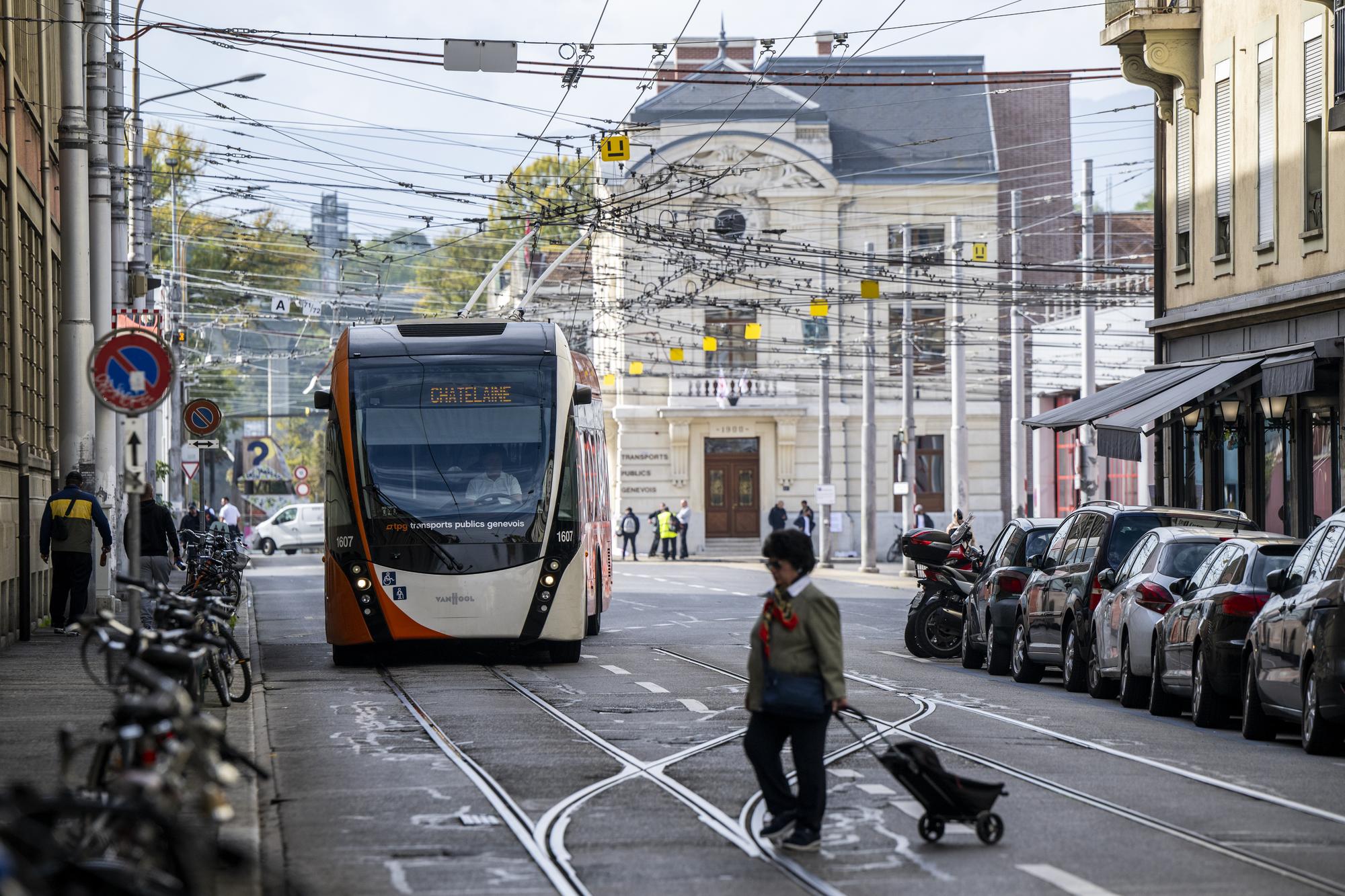 Une bus des TPG quitte les depots de la jonction afin de reprendre du service apres l'annonce de la fin de la Greve, lors de la reconduction de la Greve du personnel des Transports publics genevois (TPG) au 2eme jours de greve, ce jeudi 13 octobre 2022 a Geneve. A l'appel du Syndicat du personnel des transports (SEV) et de Transfair, une partie du personnel des Transports publics genevois (TPG) est en greve pour demander l'indexation entiere du rencherissement, soit 1,2%, depuis le debut de l'annee. (KEYSTONE/Martial Trezzini)