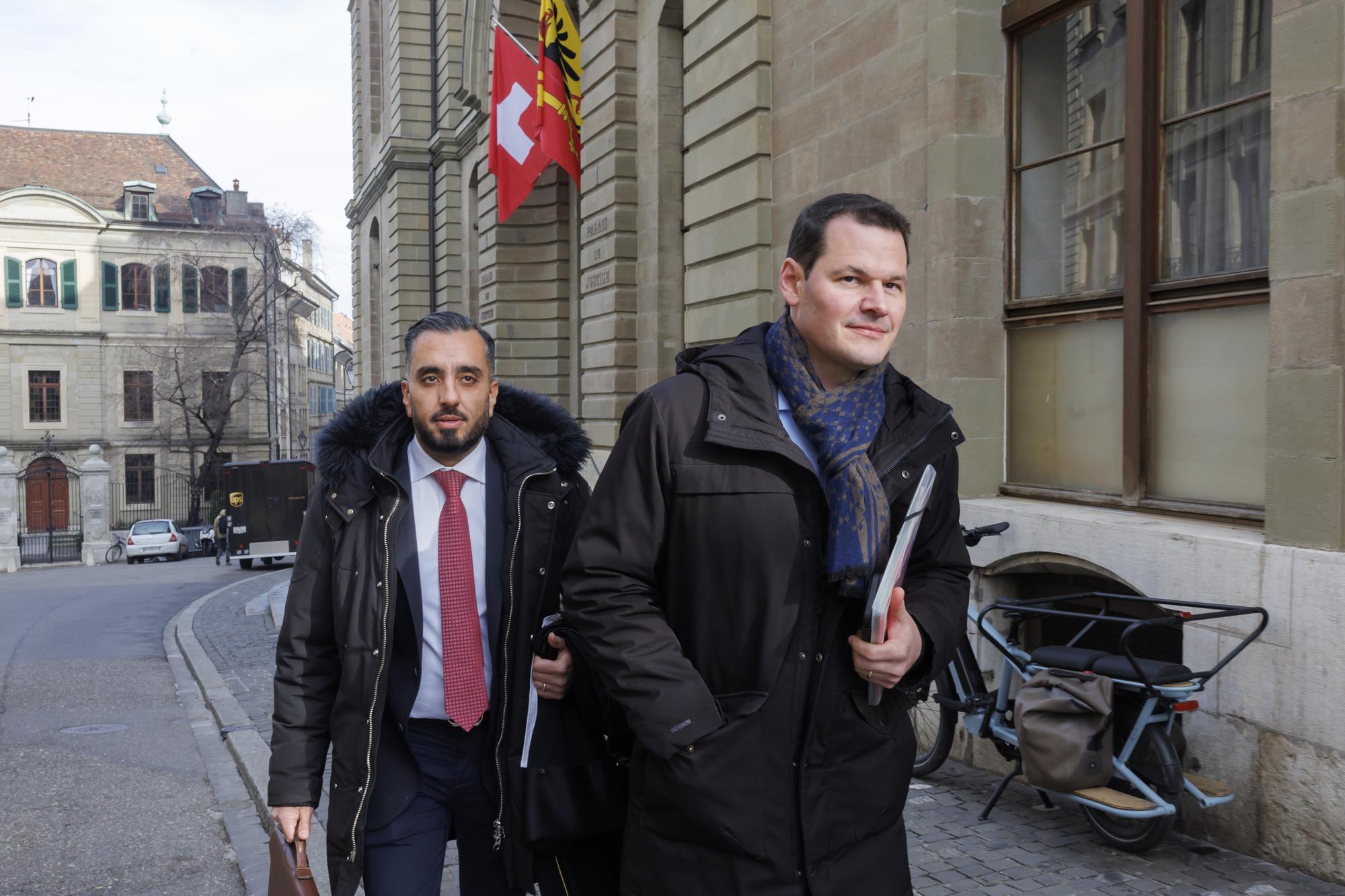 Pierre Maudet, droite, conseiller d'Etat genevois, et son avocat Yama Sangin, gauche, quitte le palais de justice apres une audience devant le tribunal de police pour contester une amande, ce mardi 30 janvier 2024 a Geneve. Pierre Maudet conteste une amende du Service des contraventions, apres avoir heurte une voiture et quitte les lieux, devant le Tribunal de police. (KEYSTONE/Salvatore Di Nolfi)