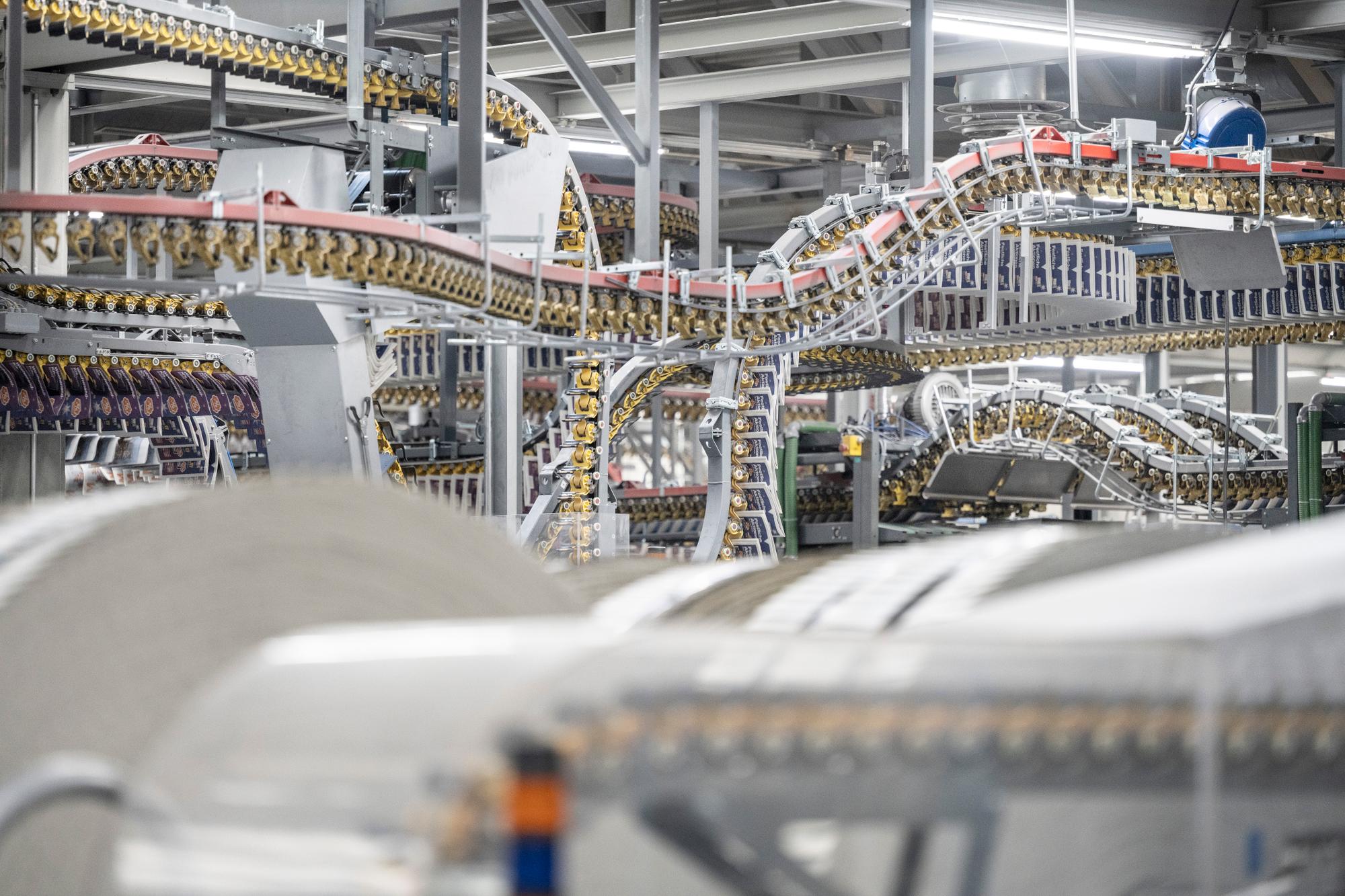 Bedruckte Zeitungen im Produktionsablauf der Rotationsdruckmaschine, fotografiert am Freitag, 25. November 2022 bei CH Media Print in St. Gallen Winkeln. (KEYSTONE/Christian Beutler)