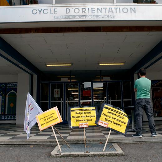 Des enseignants ont pose des placards "cycle d'orientation en greve" devant l'entree du cycle d'orientation du college de Bude lors de la greve de la fonction publique a l'appel du Cartel intersyndical, ce mardi 1 decembre 2015 a Geneve. (KEYSTONE/Salvatore Di Nolfi)