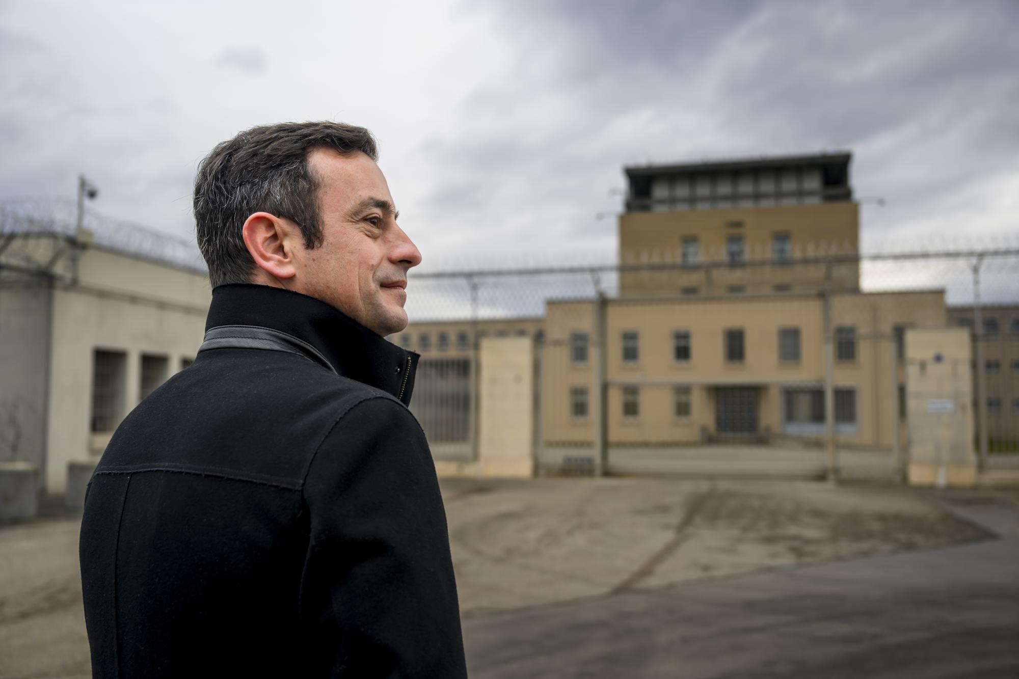 Vassilis Venizelos, Conseiller d'Etat vaudois, visite avec la presse, les Etablissements de la plaine de l'Orbe (EPO) lors d'une presentation par le Service penitentiaire vaudois (SPEN) de la nouvelle strategie de reinsertion des personnes detenues en prison le jeudi 1 fevrier 2024 a Orbe. (KEYSTONE/Jean-Christophe Bott)