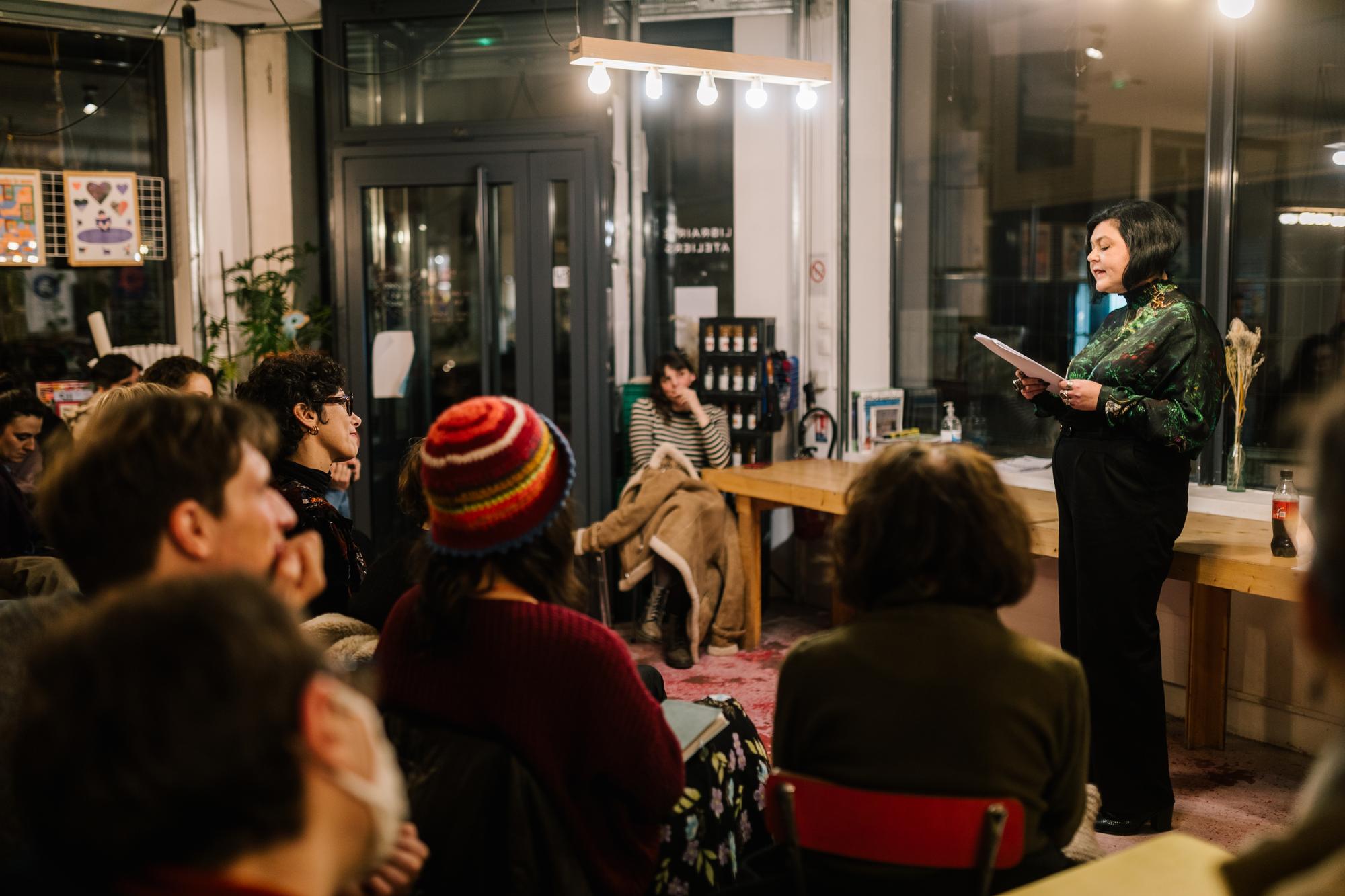 Chloé Delaume ouvre la soirée, qui verra défiler différentes autrices et auteurs, lors de son atelier à la librairie La régulière, à Paris, le 27 j anvier 2024.