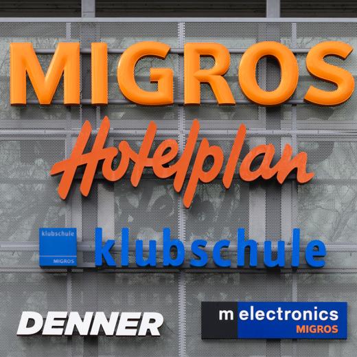 Logos der Migros, von Hotelplan, Klubschule, Denner und Melectronics am Migros Hauptsitz am Limmatplatz, aufgenommen am Freitag, 2. Februar 2024 in Zuerich. Der Detailhandelskonzern sucht neue Besitzer für die Reisetochter Hotelplan, die Kosmetik- und Hygienetochter Mibelle sowie für Melectronics und SportX. Das fuehrt zu einem grossen Stellenabbau. Die aktuelle Fokussierung werde bei der Migros Gruppe zu einem Abbau von bis zu 1500 Vollzeitstellen fuehren, heisst es in einer Mitteilung vom Freitag. (KEYSTONE/Michael Buholzer)