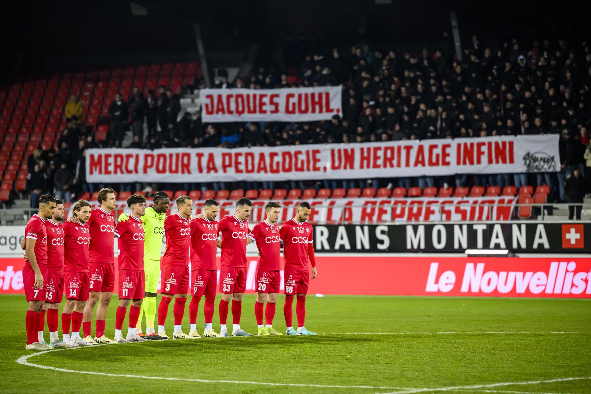 Les supporters et les joueurs dz FC Sion font une minute de silence en hommage a Jacques Guhl lors de la rencontre de football de Challenge League entre FC Sion et FC Aarau le vendredi 2 fevrier 2024 au stade de Tourbillon a Sion. (KEYSTONE/Jean-Christophe Bott)
