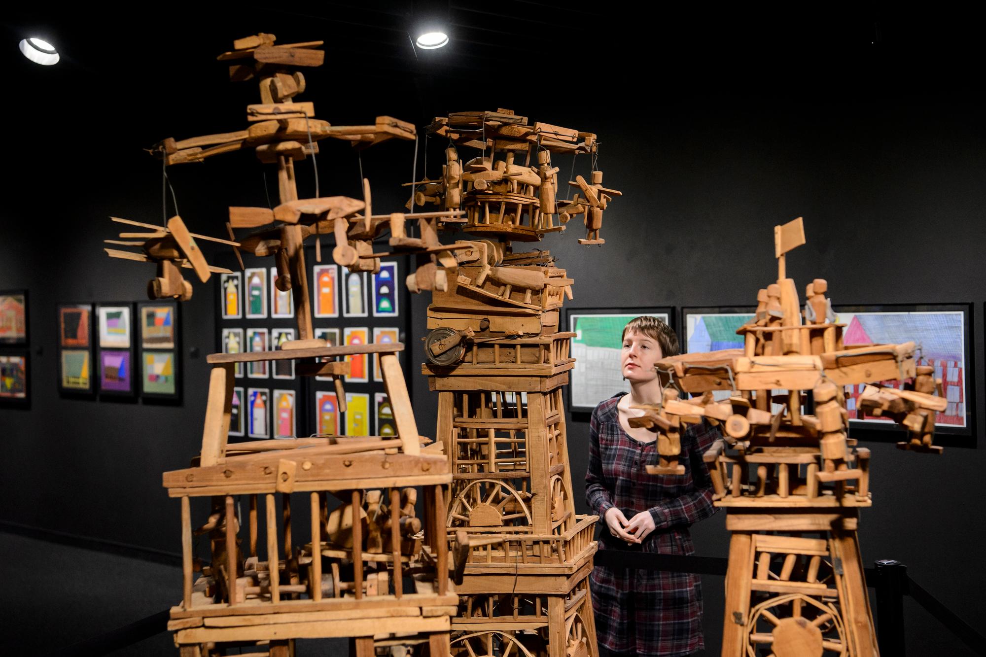 Une personne regarde une oeuvre de l'artiste Emile Ratier de la collection permanente lors d'une visite presse de l'exposition "L'Art Brut de Jean Dubuffet, aux origines de la collection" pour celebrer les 40 ans la Collection de l'Art Brut ce jeudi 3 mars 2016 a Lausanne. L'exposition "L'Art Brut de Jean Dubuffet, aux origines de la collection", est ouverte jusqu'au 28 aout, reunit plus de cent cinquante oeuvres issues de son fonds, selectionnees a l'origine par Jean Dubuffet pour constituer sa première exposition intitulee "L'Art Brut", a Paris en 1949. (KEYSTONE/Jean-Christophe Bott)