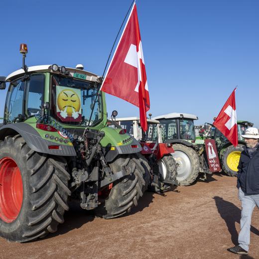 Des agriculteurs ecoutent les discours apres avoir defile avec leurs tracteurs afin de manifester leur mecontentement, ces derniers disent partager les revendications des familles paysannes en France, Allemagne et des Belges, ce samedi 3 fevrier 2024 a Geneve. Les paysans suisses ont en marre de leurs conditions de travail ils suffoquent sous la politique agricole et ses complexites et attendent une meilleure rétribution du marche. (KEYSTONE/Martial Trezzini)