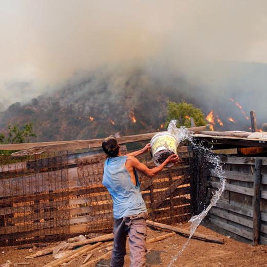 Vina del Mar, 3 de febrero 2024. Incendio propaga en el sector de Villa Olimpica en Vina del Mar Luis Hidalgo/Aton Chile, Vina del Mar Chile Aton_869978 *** Vina del Mar, February 3, 2024 Fire spreads in the Villa Olimpica sector in Vina del Mar Luis Hidalgo Aton Chile, Vina del Mar Chile Aton 869978 PUBLICATIONxINxGERxSUIxAUTxONLY Copyright: LUISxHIDALGO/ATONCHILE