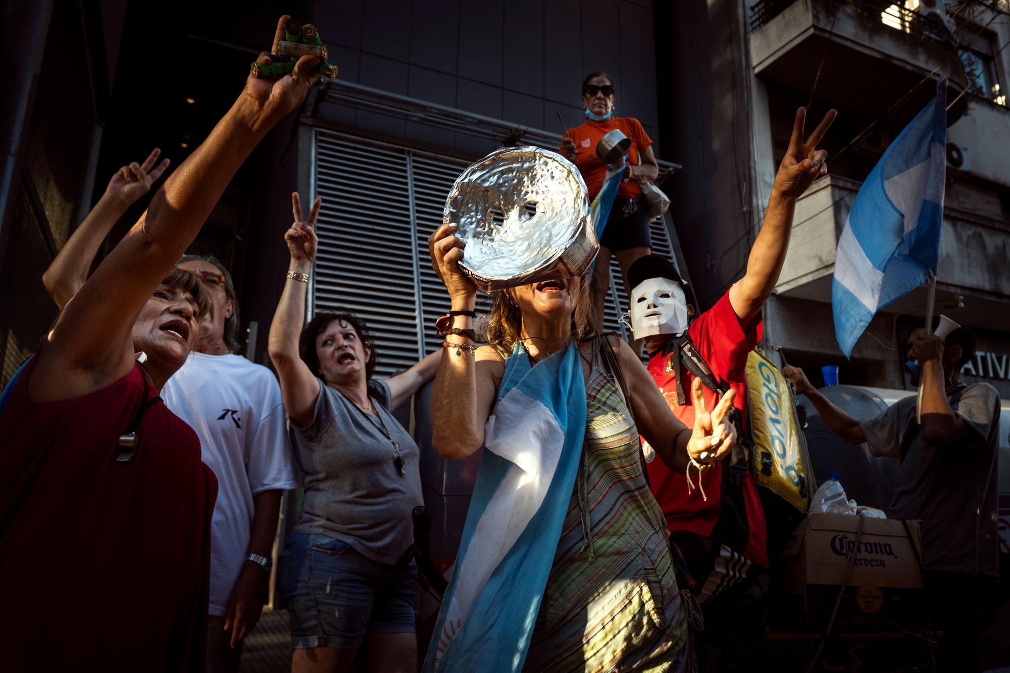 Argentines protest Milei s economic reforms - 02 Feb 2024 Protesters chant slogans during the demonstration. Thousands of Argentines took to the streets of Buenos Aires on the day of a debate to protest against Argentina s President Javier Milei s economic reform bill, known as the omnibus bill at the National Congress. Buenos Aires Argentina NOxUSExINxGERMANY PUBLICATIONxINxALGxARGxAUTxBRNxBRAxCANxCHIxCHNxCOLxECUxEGYxGRExINDxIRIxIRQxISRxJORxKUWxLIBxLBAxMLTxMEXxMARxOMAxPERxQATxKSAxSUIxSYRxTUNxTURxUAExUKxVENxYEMxONLY Copyright: xSOPAxImagesx Editorial use only sipausa_51004464