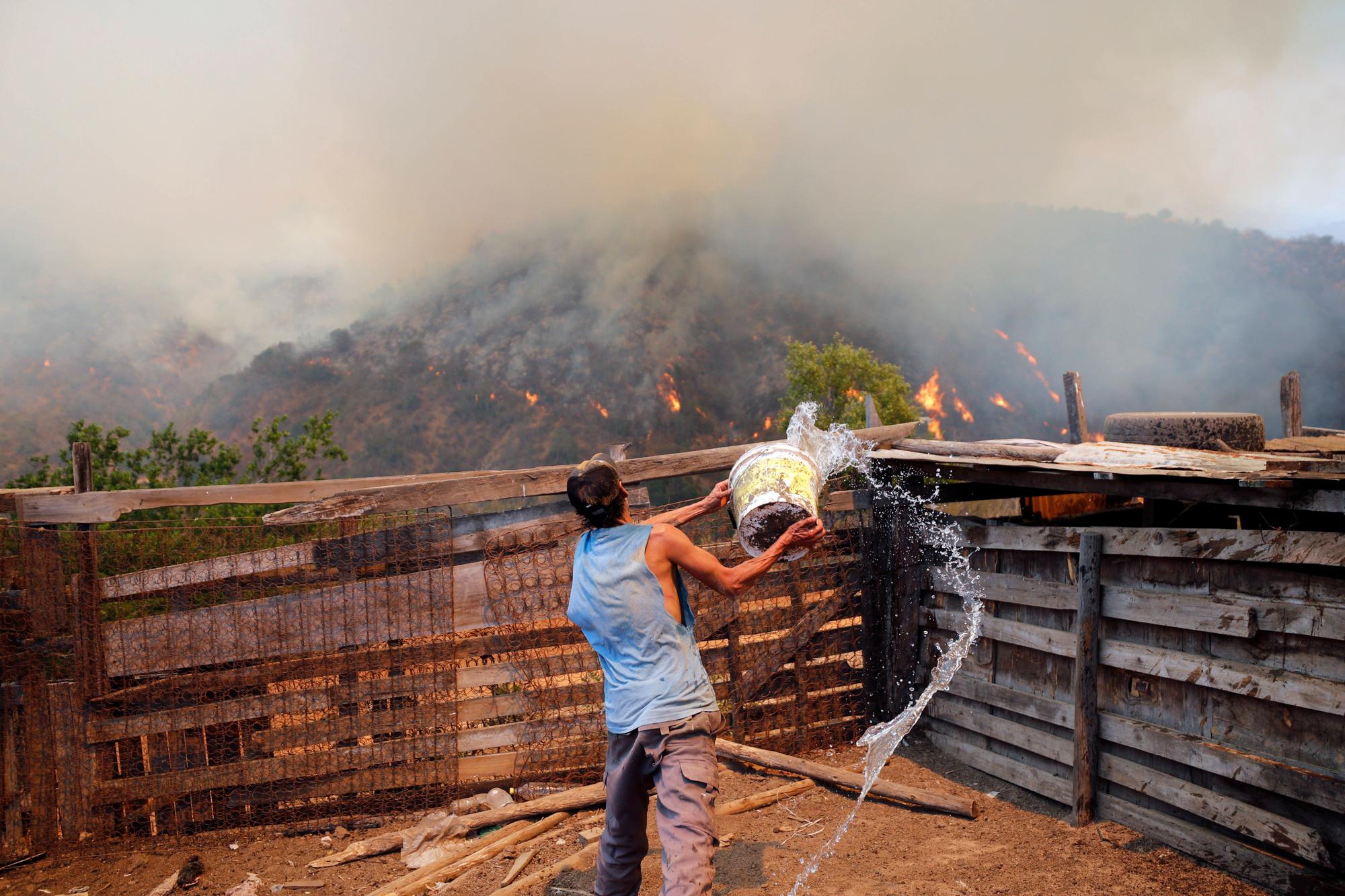 Vina del Mar, 3 de febrero 2024. Incendio propaga en el sector de Villa Olimpica en Vina del Mar Luis Hidalgo/Aton Chile, Vina del Mar Chile Aton_869978 *** Vina del Mar, February 3, 2024 Fire spreads in the Villa Olimpica sector in Vina del Mar Luis Hidalgo Aton Chile, Vina del Mar Chile Aton 869978 PUBLICATIONxINxGERxSUIxAUTxONLY Copyright: LUISxHIDALGO/ATONCHILE