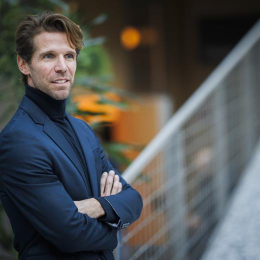 Julien Favreau, directeur artistique ad interim du Bejart Ballet Lausanne (BBL), pose pour un portrait apres un point presse au sujet de sa nomination, ce lundi 5 fevrier 2024 a Lausanne. (KEYSTONE/Valentin Flauraud)
