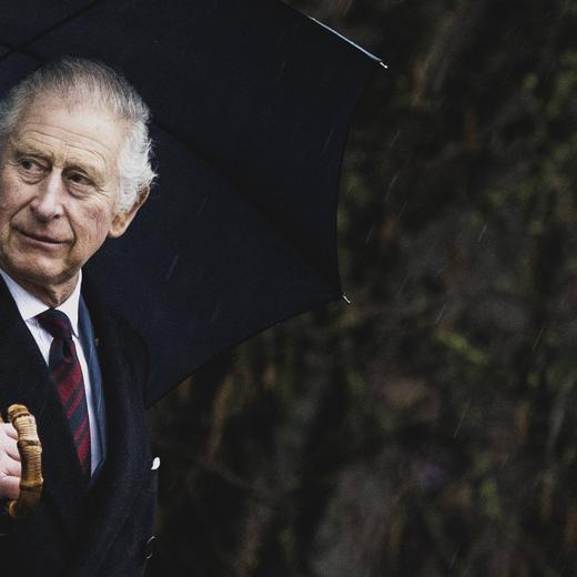 Entertainment Bilder des Tages Koenig Charles III., Staatsoberhaupt von Grossbritannien, aufgenommen waehrend eines Regenschauers im Rahmen eines Besuch im Oekodorf Brodowin, 30.03.2023. In der dreitaegigen Reise von Koenig Charles III. nach Deutschland spricht er unter anderem im Deutschen Bundestag sowie mit Bundeskanzler Scholz. Am Freitagmorgen reist er weiter nach Hamburg. Brodowin Deutschland *** King Charles III , Head of State of Great Britain, photographed during a rain shower in the context of a visit to the eco-village Brodowin, 30 03 2023 In the three-day trip of King Charles III to Germany he speaks among other things in the German Bundestag and with Chancellor Scholz On Friday morning he travels on to Hamburg Brodowin Germany Copyright: xFlorianxGaertner/photothek.dex