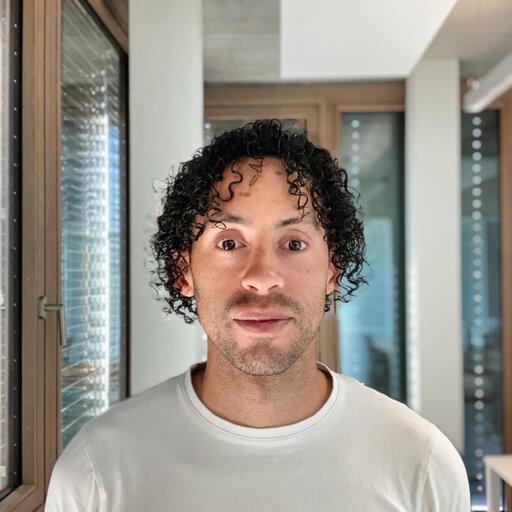 Portrait de l'auteur {this.author.name}}