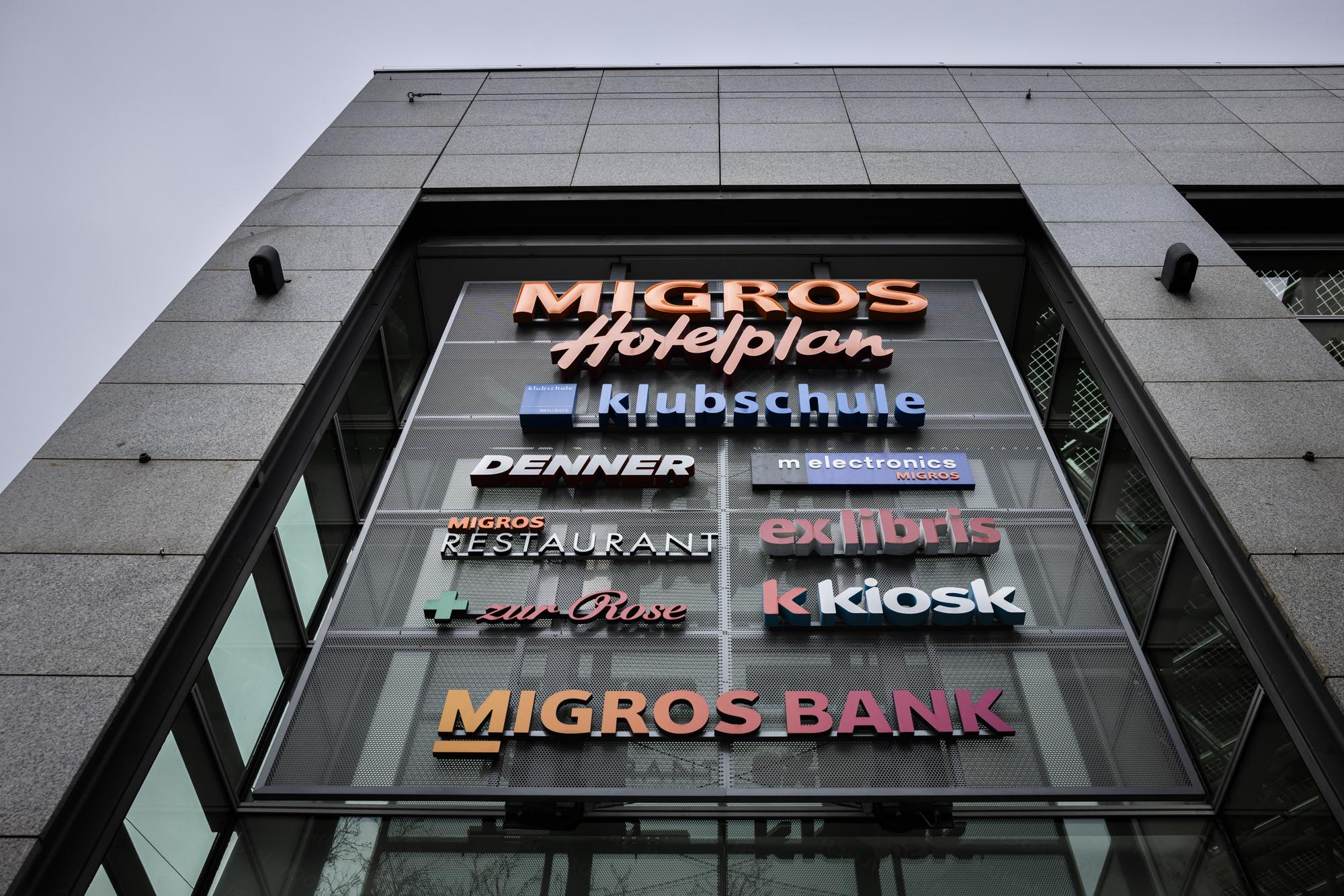 Logos der Migros, von Hotelplan, Klubschule, Denner und Melectronics am Migros Hauptsitz am Limmatplatz, aufgenommen am Freitag, 2. Februar 2024 in Zuerich. Der Detailhandelskonzern sucht neue Besitzer für die Reisetochter Hotelplan, die Kosmetik- und Hygienetochter Mibelle sowie für Melectronics und SportX. Das fuehrt zu einem grossen Stellenabbau. Die aktuelle Fokussierung werde bei der Migros Gruppe zu einem Abbau von bis zu 1500 Vollzeitstellen fuehren, heisst es in einer Mitteilung vom Freitag. (KEYSTONE/Michael Buholzer)