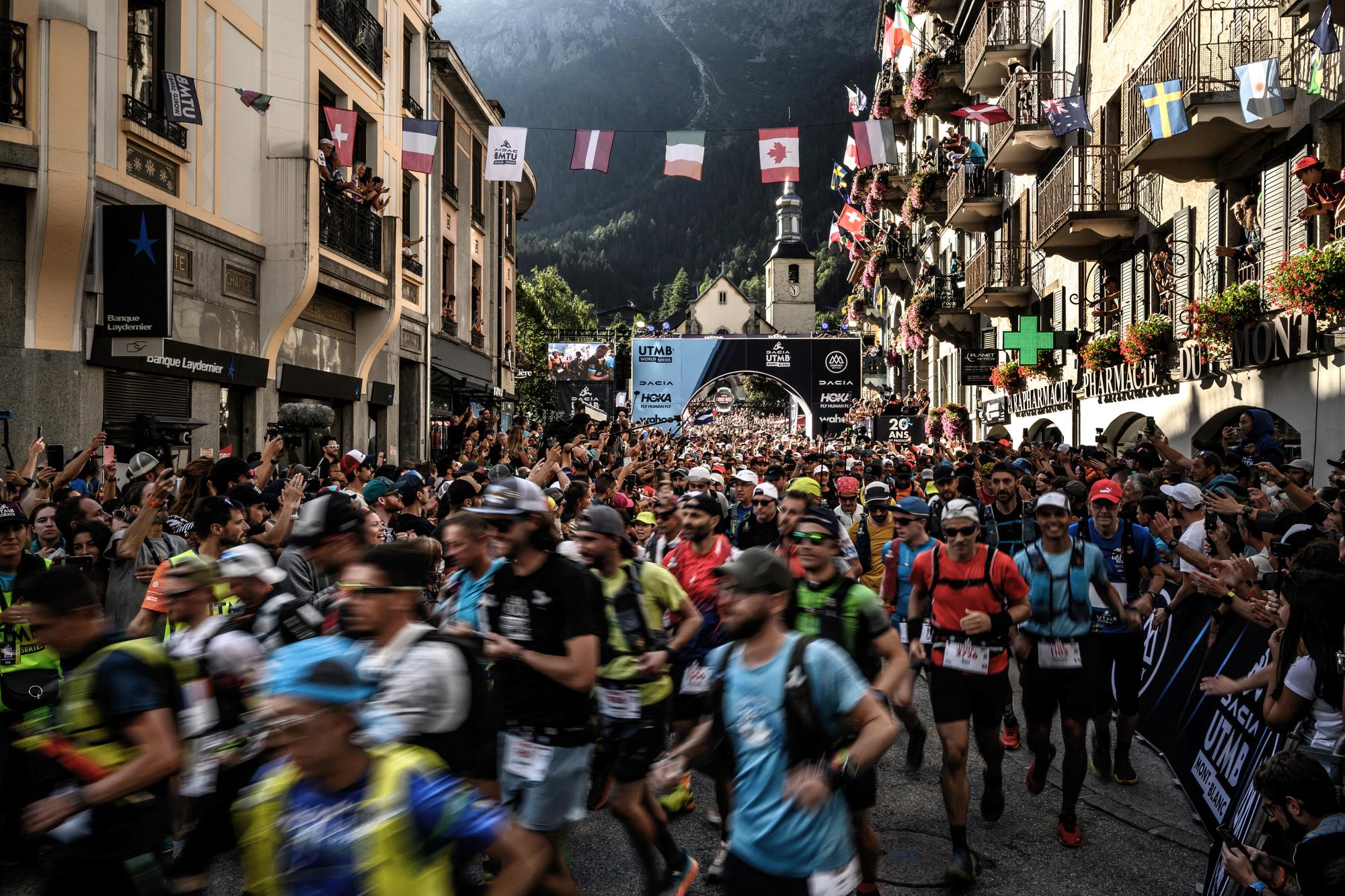 Athletes take the start of the 20th edition of The Ultra Trail du Mont Blanc (UTMB), a 173km trail race crossing France, Italy and Switzerland in Chamonix, south-eastern France on September 1, 2023. (Photo by JEFF PACHOUD / AFP)
