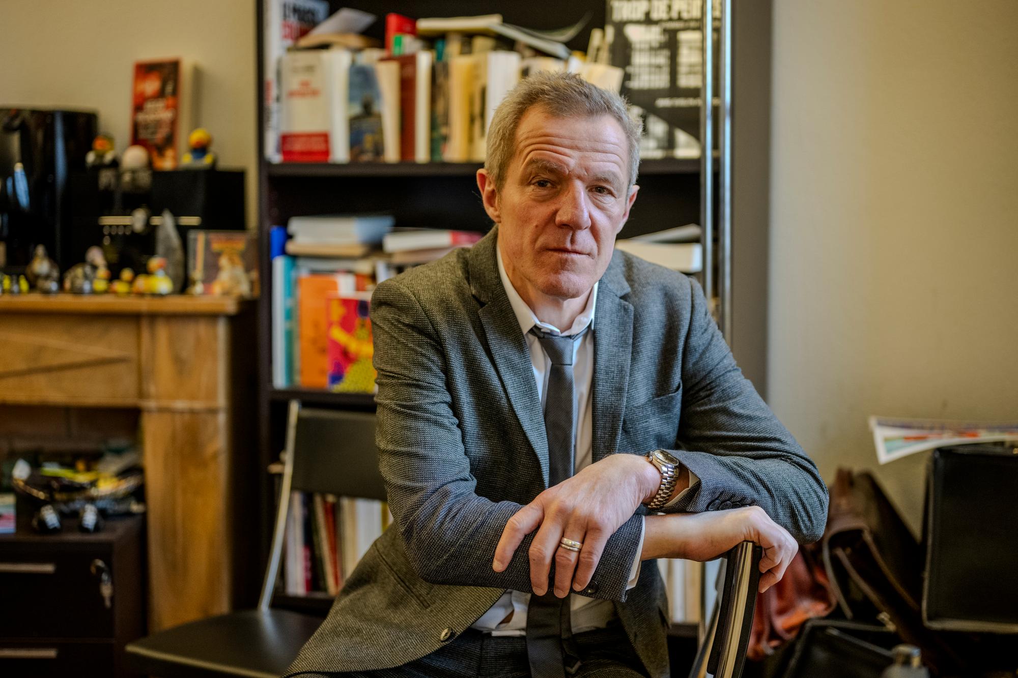 Olivier Boillat, juge au Tribunal des Mineurs à Genève et chargé de cours à la Faculté de droit. Dans son bureau du Tribunal des Mineurs . Genève. 8.2.2024. Eddy Mottaz / Le Temps