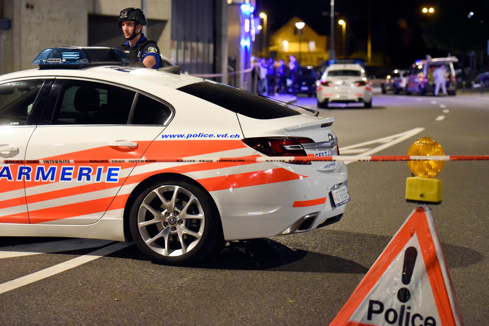 Un policier vaudois bloqie une route avec sa voiture proche du lieu ou une fusillade a eclate ce mercredi 25 avril 2018 a Payerne, Vaud. Des coups de feu ont ete tires a Payerne mercredi soir. Une operation de police est en cours, une vingtaine de coups de feu auraient ete tires. (KEYSTONE/Christian Brun)