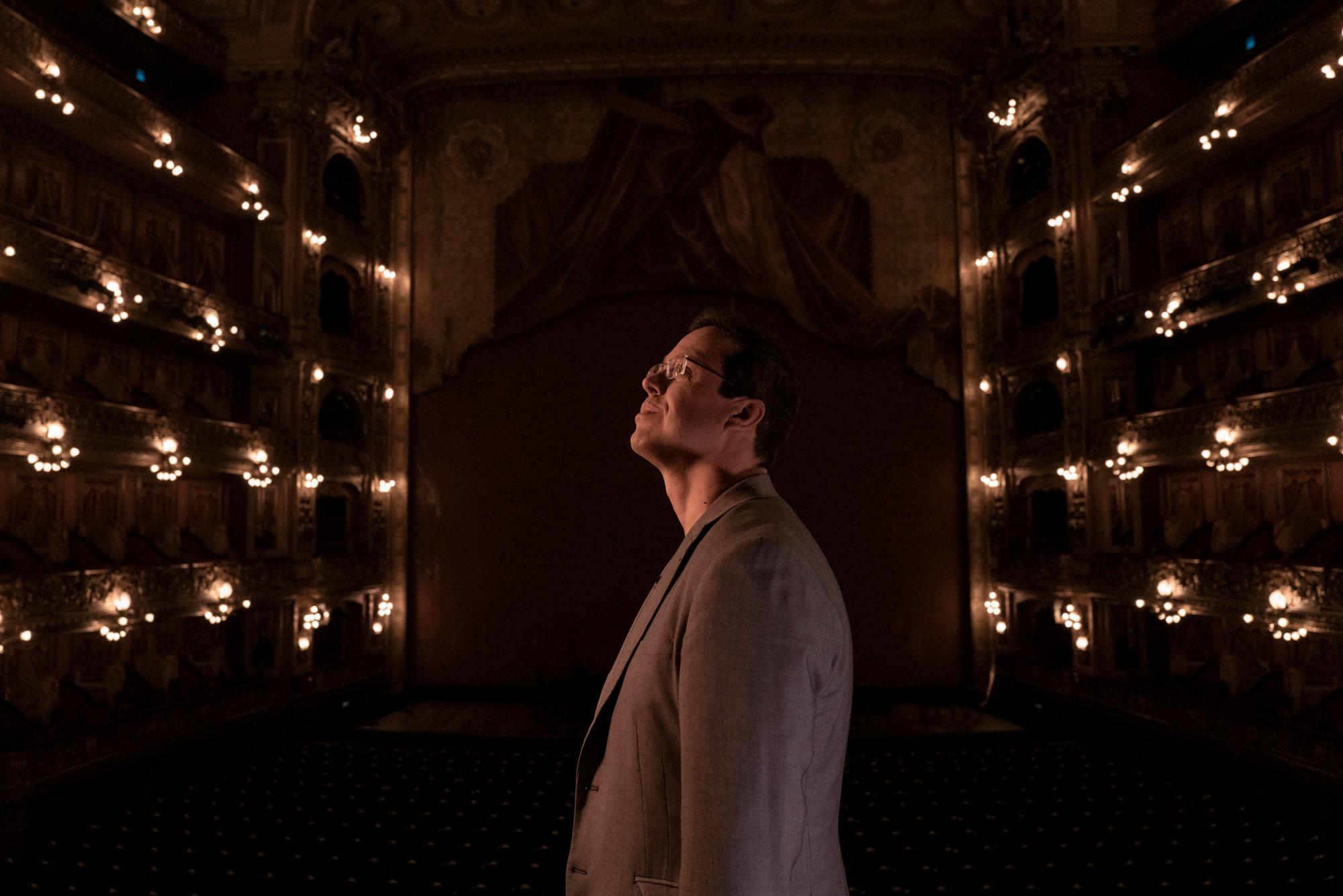 Portrait de Leonardo Garcia Alarcon au Teatro Colon. Buenos AIres, Argentina le 27 novembre 2023. Photographe : Anita Pouchard Serra