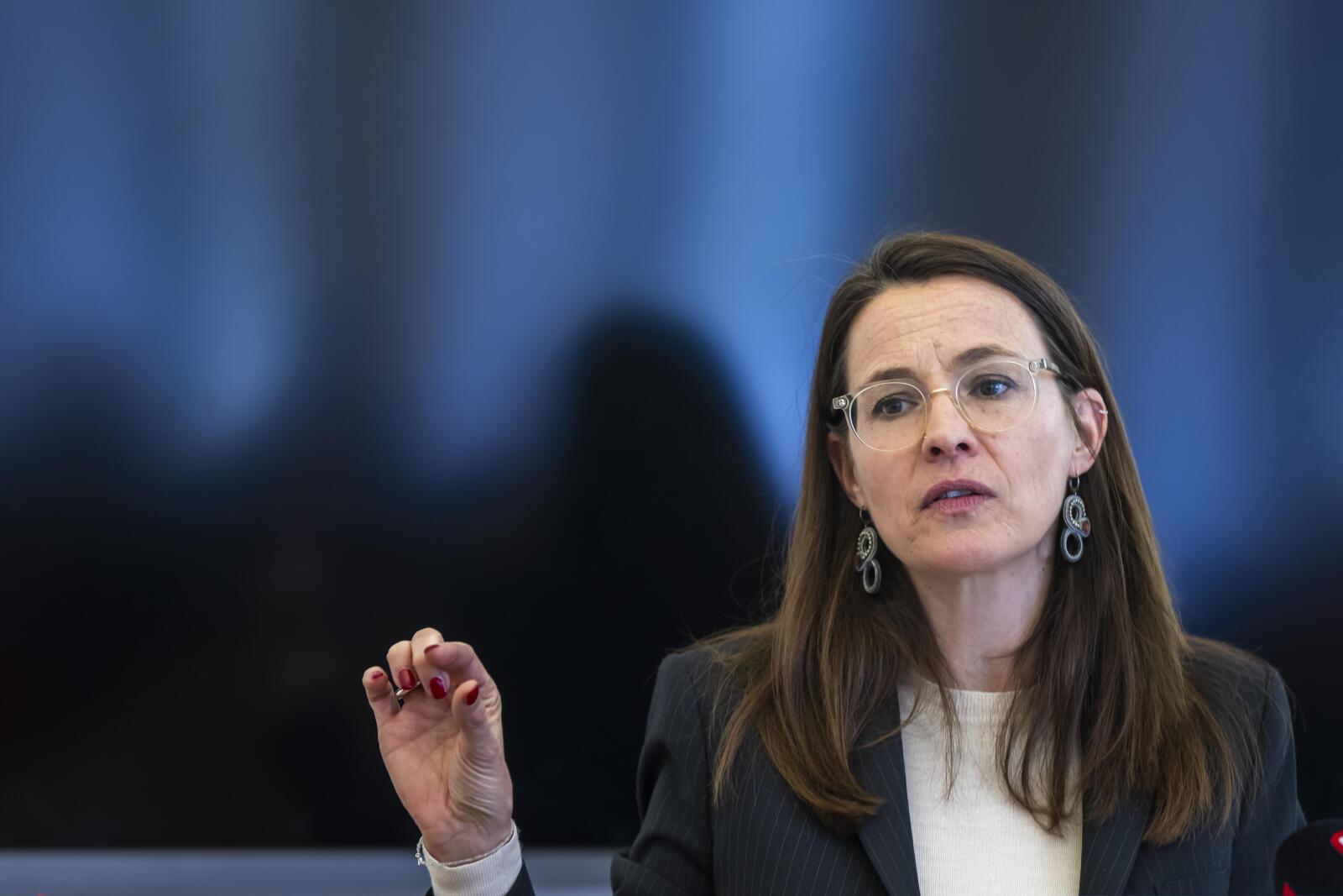 Anne Hiltpold, la conseillere d'Etat genevois chargee du departement de l'instruction publique, de la formation et de la jeunesse (DIP), s'exprime lors d'une conference de presse lors de laquelle elle presente sa feuille de route 2023-2028 pour l'instruction publique, la formation et la jeunesse, ce jeudi 15 fevrier 2024 a Geneve. Elle detaille les mesures phares qu'elle entend mettre en ?uvre au sein du departement. (KEYSTONE/Martial Trezzini)