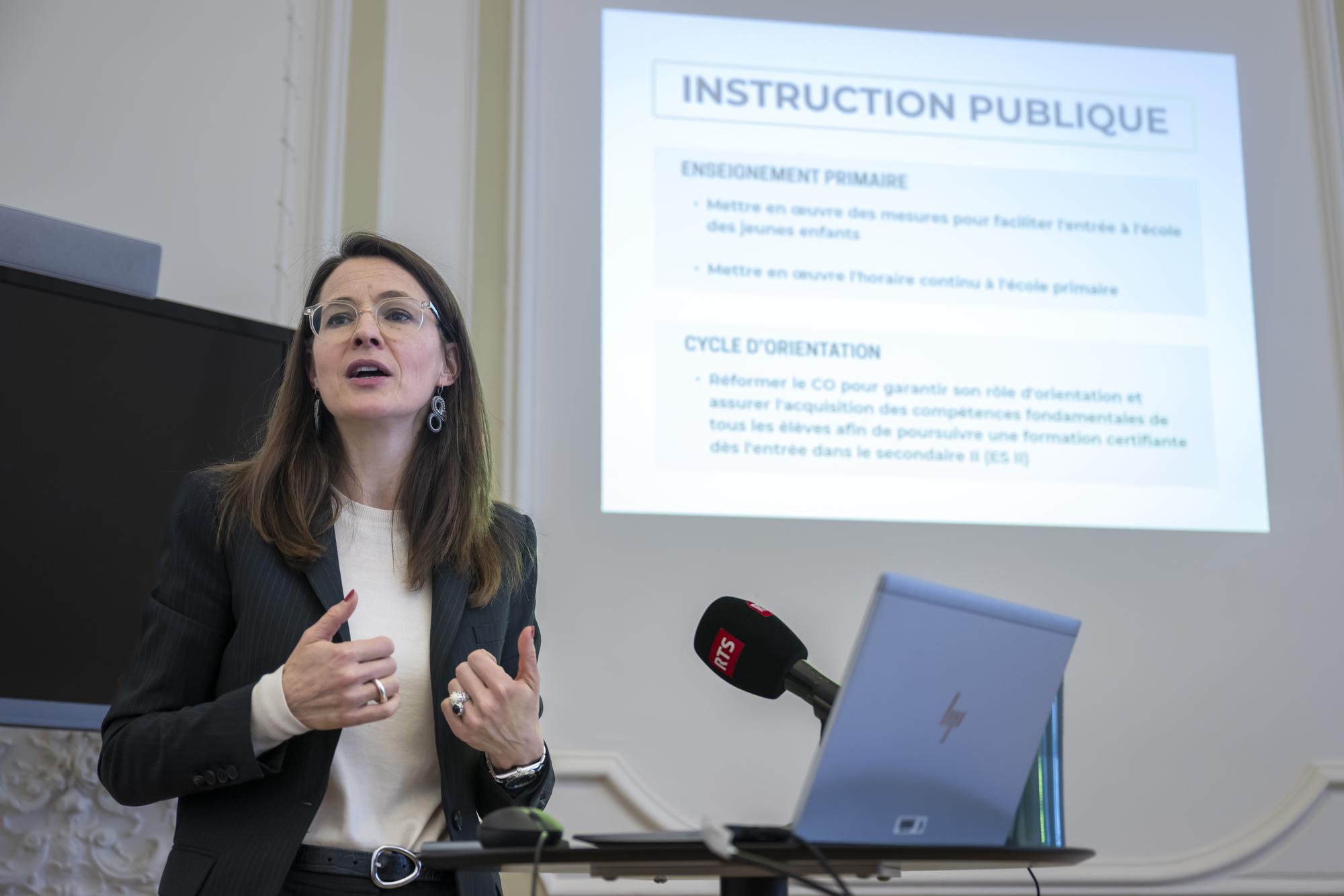 Anne Hiltpold, la conseillere d'Etat genevois chargee du departement de l'instruction publique, de la formation et de la jeunesse (DIP), s'exprime lors d'une conference de presse lors de laquelle elle presente sa feuille de route 2023-2028 pour l'instruction publique, la formation et la jeunesse, ce jeudi 15 fevrier 2024 a Geneve. Elle detaille les mesures phares qu'elle entend mettre en ?uvre au sein du departement. (KEYSTONE/Martial Trezzini)