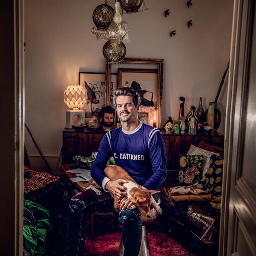 L'auteur et metteur en scène valaisan Mathieu Bertholet, 46 ans, prendra la direction du Neumarkt à l'été 2025.