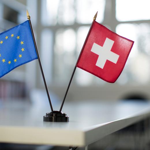 Schweiz und Europa Fahne Stehen neben ein anders auf ein Tisch in ein Geschaeft in Zuerich am 12. Februar 2015  (KEYSTONE/Gaetan Bally)