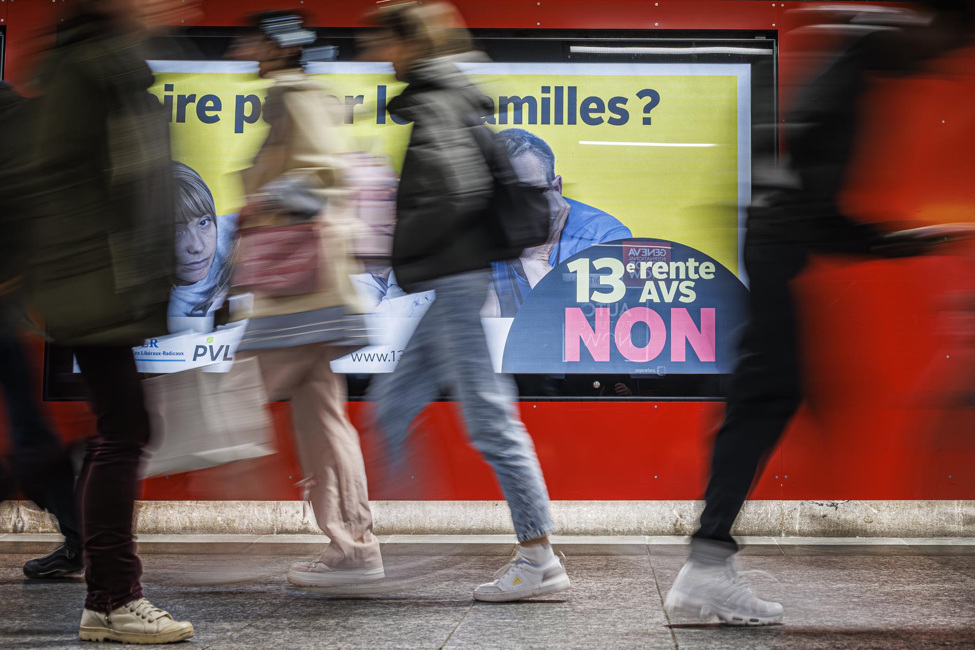 Une affiche du comite Non a une 13eme rente AVS est photographiee ce lundi 19 fevrier 2024 a la gare de Lausanne. Le 3 mars 2024, le peuple suisse va voter sur l'initiative pour une 13eme rente AVS. (KEYSTONE/Valentin Flauraud)