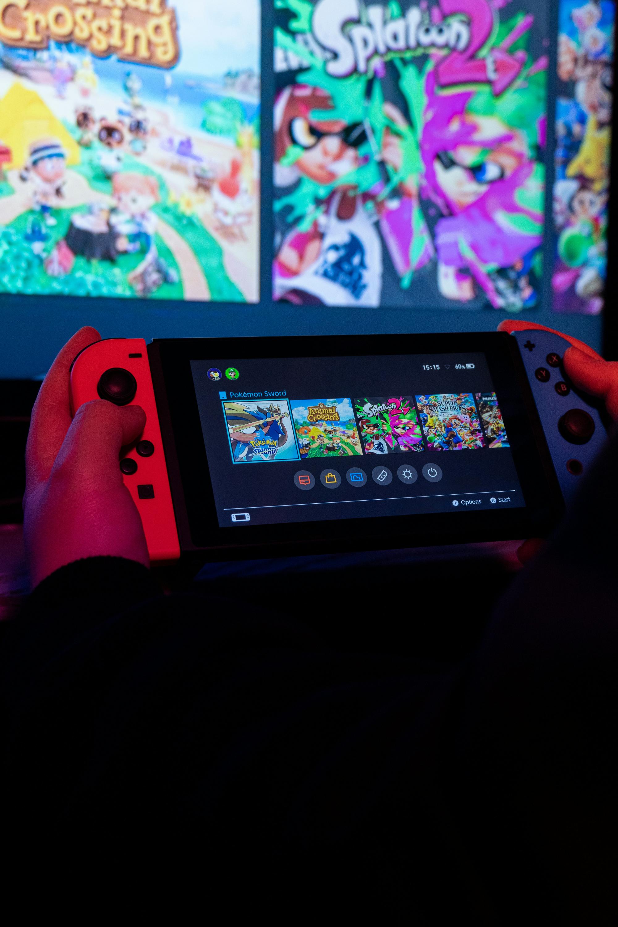 La Switch, sortie en 2017, peut être utilisée comme console de salon ou en mode portable. Elle a remis Nintendo sur de bons rails après l'échec de la Wii U.