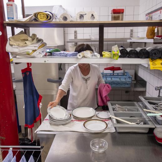 Eine Alltagsszene im Hotel Aurora anlaesslich eines Medientermins zur Unterbringung von ukrainischen Fluechtlingen in der Urner Grossunterkunft Hotel Aurora in Andermatt am Donnerstag, 9. Juni 2022. Eine ukrainische Frau bei Vorbereitungsarbeiten in der Kueche. (KEYSTONE/Urs Flueeler)