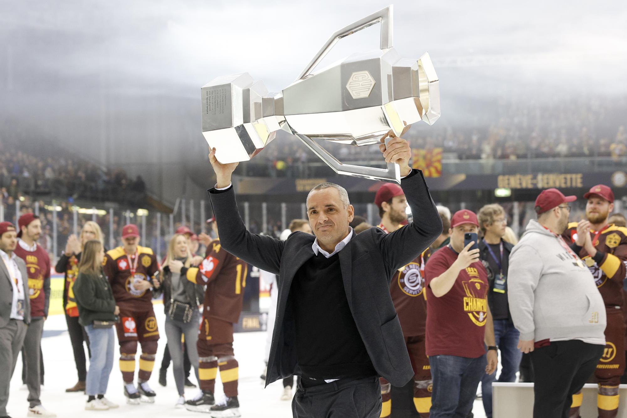 Geneve-Servette's Head coach Jan Cadieux lifts the trophy after winning the Champions Hockey League Final game between Switzerland's Geneve-Servette HC and Sweden's Skelleftea AIK, at the ice stadium Les Vernets, in Geneva, Switzerland, Tuesday, February 20, 2024. (KEYSTONE/Cyril Zingaro)