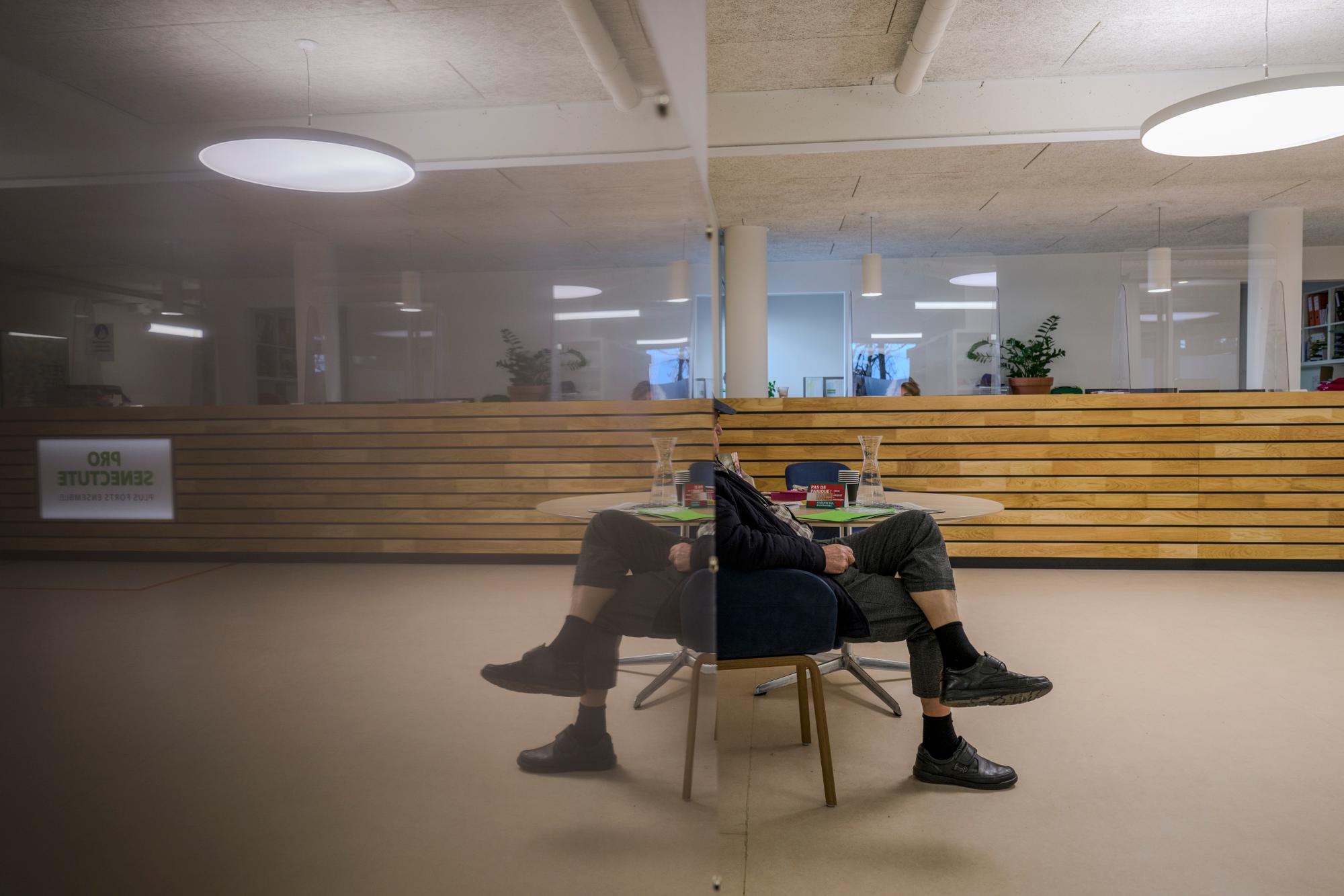 Une après-midi avec Karen Mir , assistante sociale à la permanence sociale de Pro Senctute Genève. Carouge. 30.1.2024. Eddy Mottaz / Le Temps.