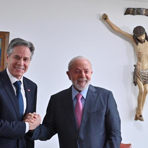 epa11169966 Brazilian President Luiz Inacio Lula da Silva (R) receives US Secretary of State Antony Blinken for a meeting at Planalto Palace in Brasilia, Brazil, 21 February 2024. Blinken, who arrived in Brazil to attend a meeting of G20 foreign ministers, met President Lula da Silva in Brasilia to discuss bilateral and global issues. EPA/ANDRE BORGES