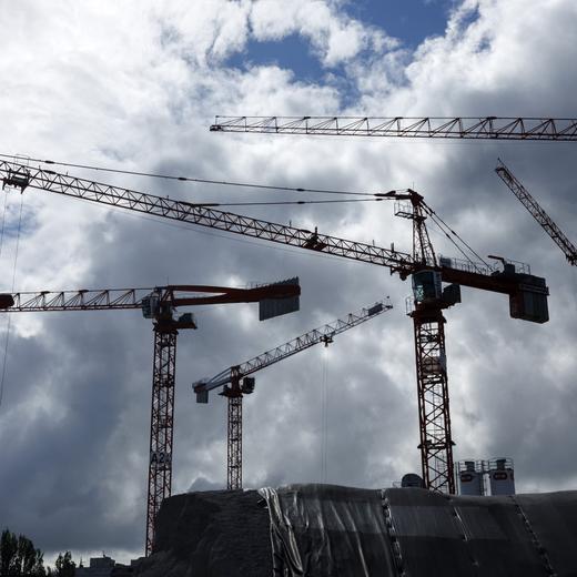 Des grues s'activent sur le chantier Quai des Vernets pour la construction d'immeubles dans le perimetre Praille Acacias Vernets (PAV), ce lundi 8 mai 2023 a Geneve. La construction de Quai des Vernets comprenant 1355 logements et un groupe scolaire marque le debut de la transformation du site de l'ancienne caserne des Vernets dans le cadre du projet urbain Praille Acacias Vernets (PAV). (KEYSTONE/Salvatore Di Nolfi)