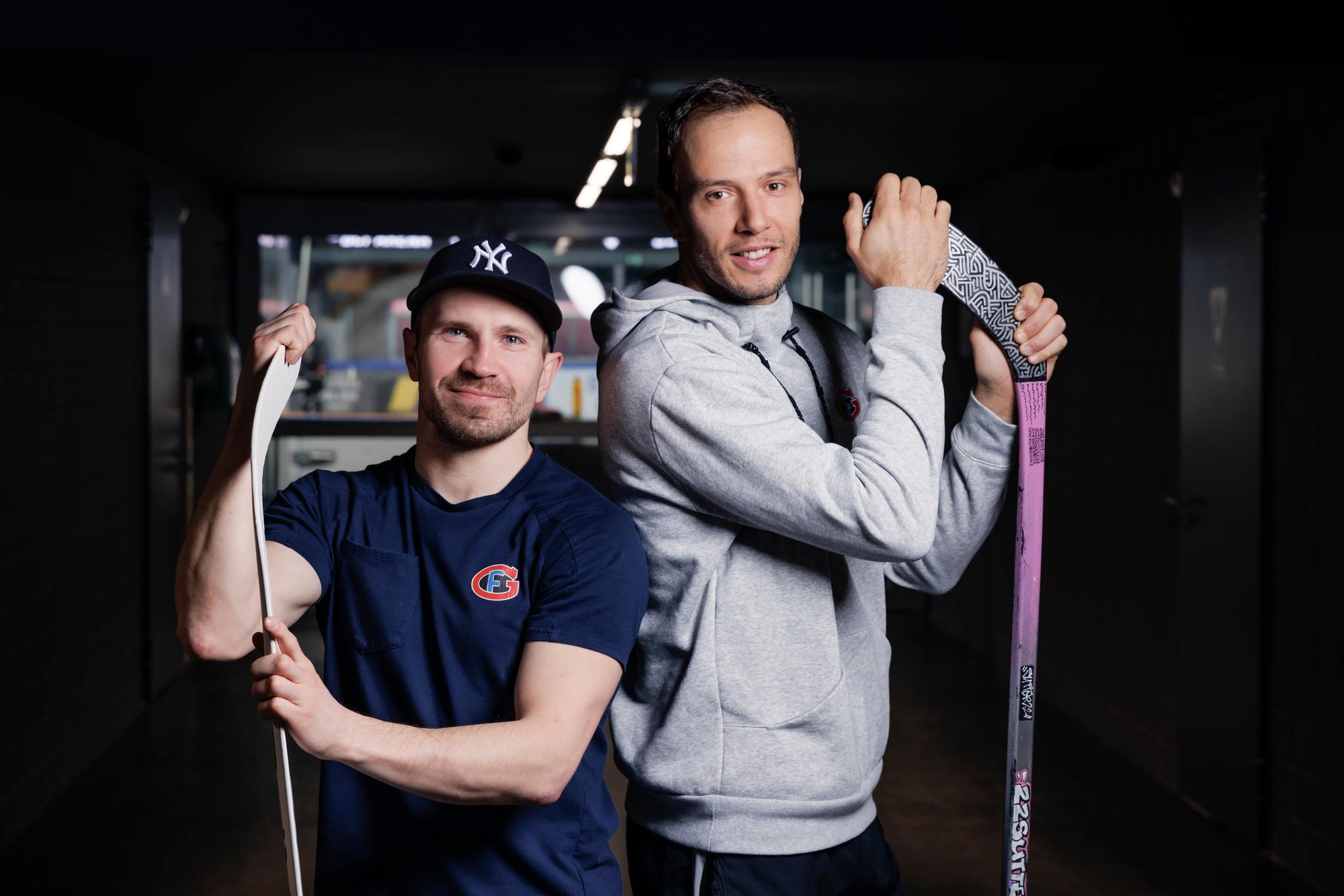 Portrait croisé d'Andrei Bykov (à g.) et Julien Sprunger (à d.), joueurs HC Fribourg-Gottéron. Ici dns les couloirs de la patinoire Saint-Léonard. Fribourg, le 22 février 2024.