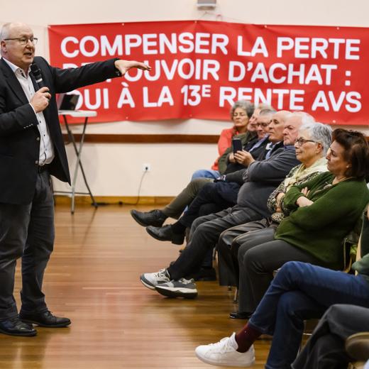 Pierre-Yves Maillard, president de l'Union syndicale suisse (USS), parle devant une assemblee d'une centaine de personnes sur la votation pour une 13e rente AVS suite a l'invitation du PS Bex le jeudi 22 fevrier 2024 dans la grande salle du Parc a Bex. Le 3 mars 2024, le peuple suisse va s'exprimer sur l'initiative pour une 13e rente AVS. (KEYSTONE/Jean-Christophe Bott)
