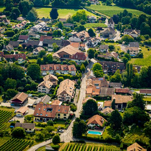 Vue en drone au Chemin Martinet dans les alentours de l'ancienne maison et lieu du crime, dans le cadre d'une série sur le crime de la fée verte, 1905, le 21 juillet 2020 à Commugny. (VFLPIX.COM /Valentin Flauraud)