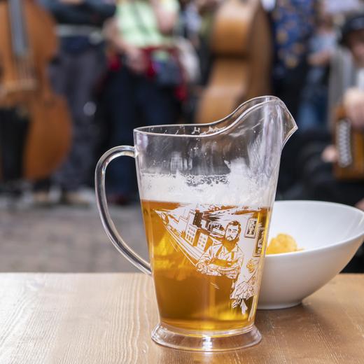 Bier steht auf einem Tisch einer Gasse beim Eidgenoessischen Volksmusikfest in Bellinzona am Samstag, 23. September 2023 in der Altstadt von Bellinzona.(KEYSTONE/Urs Flueeler).