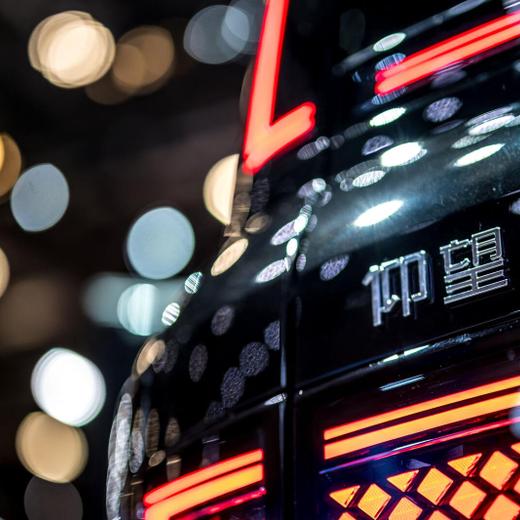La marque chinoise Yangwang, visible sur l'arrière d'un modèle U8 du constructeur de véhicules haut de gamme appartenant à BYD, le 26 février 2024 au Geneva International Motor Show.