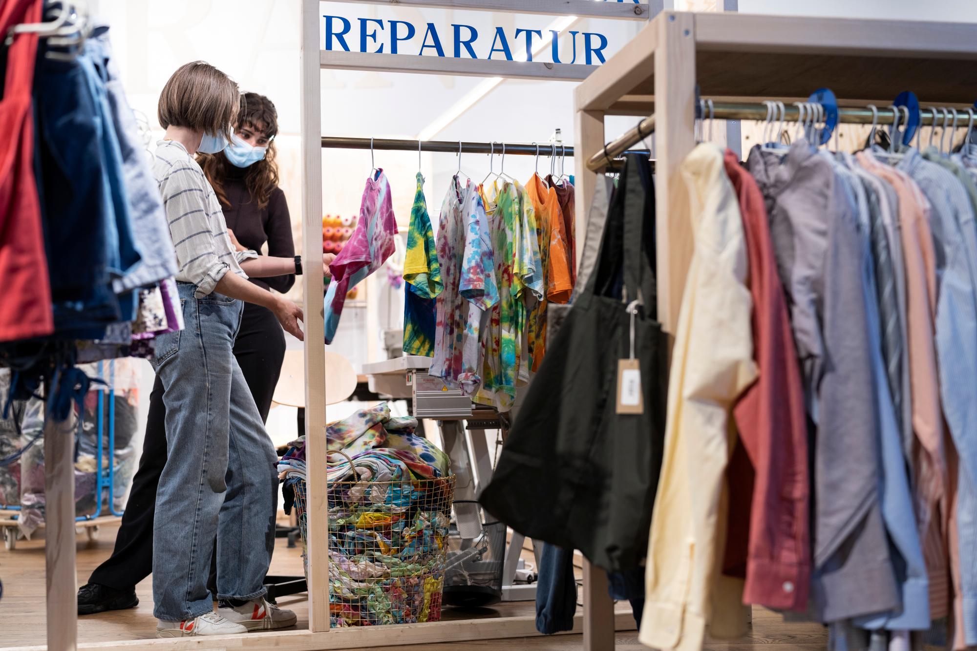 Schneiderin und Designerin schneiden und naehen secondhandkleider in der Naehatelier des Rework-Ladens in der Europaallee am 13. April 2021 in Zuerich. Upcycling Kollektionen von Rework werden umweltschonend aus Secondhandkleidern hergestellt, die in unseren Workshops neu zusammengenaeht werden. (KEYSTONE/Gaetan Bally)