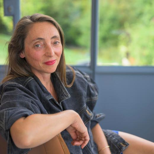 La scénariste et autrice Julie Gilbert, le dramaturge Jérôme Richer et le comédien Jean-Louis Johannidès prendront direction du Théâtre du Loup à l'été 2025.