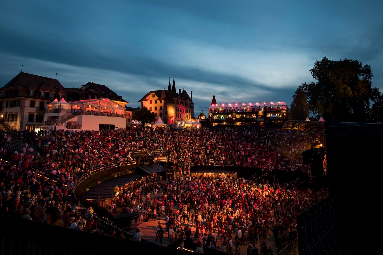 Le public ecoute un concert lors d'une soiree aux couleurs de la Suisse pour les 25 ans du festival Rock Oz'Arenes lors de la fete nationale ce lundi 1er aout 2016 a Avenches. (KEYSTONE/Jean-Christophe Bott)