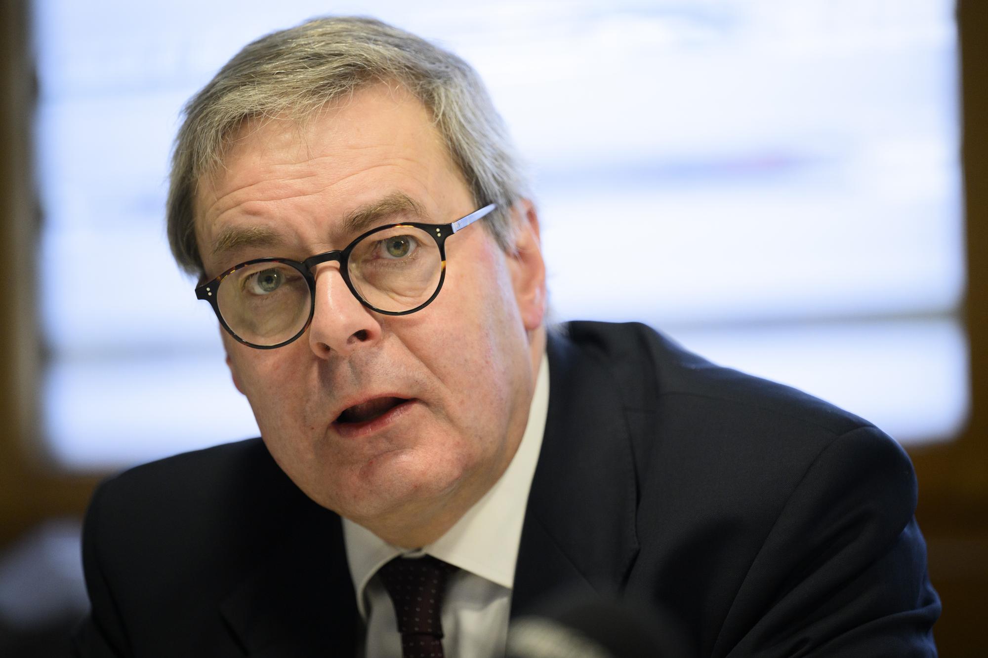 Pierre Aubert procureur general neuchatelois parle lors d'une conference de presse du Ministere public et de la Police du canton de Neuchatel concernant l'affaire d'enlevement d'enfants ce mardi 1 novembre 2022 a Neuchatel. Les deux enfants enleves a La Chaux-de-Fonds le 14 octobre ont ete retrouves en France. Treize heures apres le rapt des deux freres de sept ans, la gendarmerie franaise a intercepte dans les Landes un vehicule dans lequel ils se trouvaient avec trois adultes. (KEYSTONE/Laurent Gillieron)