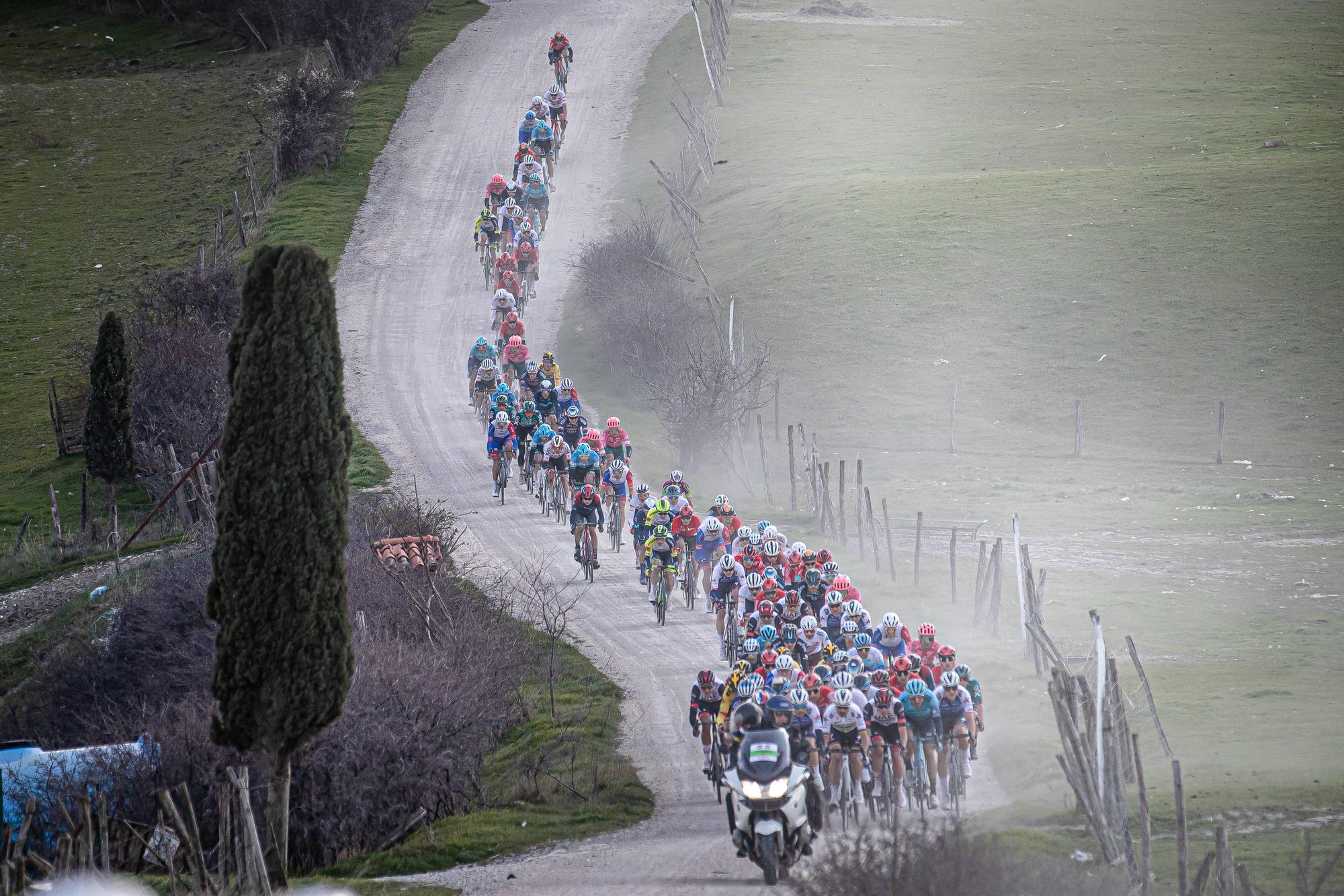 Peloton: Strade Bianche 2022 Peloton Querformat - quer - horizontal - Landscape - Event/Veranstaltung: Strade Bianche - Category/Kategorie: Cycling - Road cycling, Rad, Radsport, Strasse - Elite Men - 1.UWT - Location/Ort: Europe Italy Start & Finish: Siena - Discipline: Road Race RR - Distance: 184 km - Date/Datum: 05.03.2022 Saturday - *** Peloton Strade Bianche 2022 Peloton landscape horizontal Landscape Event Event Strade Bianche Category Category Cycling Road Cycling Elite Men 1 UWT Location Place Europe Italy Start Finish Siena Discipline Road Race RR Distance 184 km Date Date 05 03 2022 Saturday