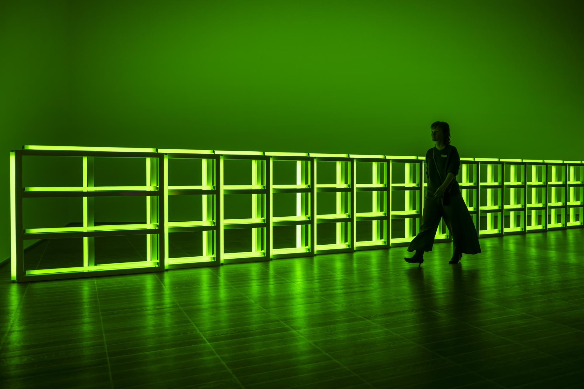 Die Lichtinstallation untitled / to you, Heiner, with admiration and affection (1973) des US-amerikanischen Kuenstlers Dan Flavin (1933Ð1996) ist im Kunstmuseum in Basel zu sehen, am Donnerstag, 29. Februar 2024. (KEYSTONE/Georgios Kefalas)