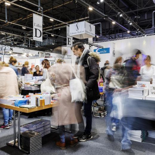 A long time exposure shows visitors gather at the Olf English books booth, during the Book Fair (Salon du Livre) at the Palexpo, in Geneva, Switzerland, Saturday, March 25, 2023. (KEYSTONE/Salvatore Di Nolfi)