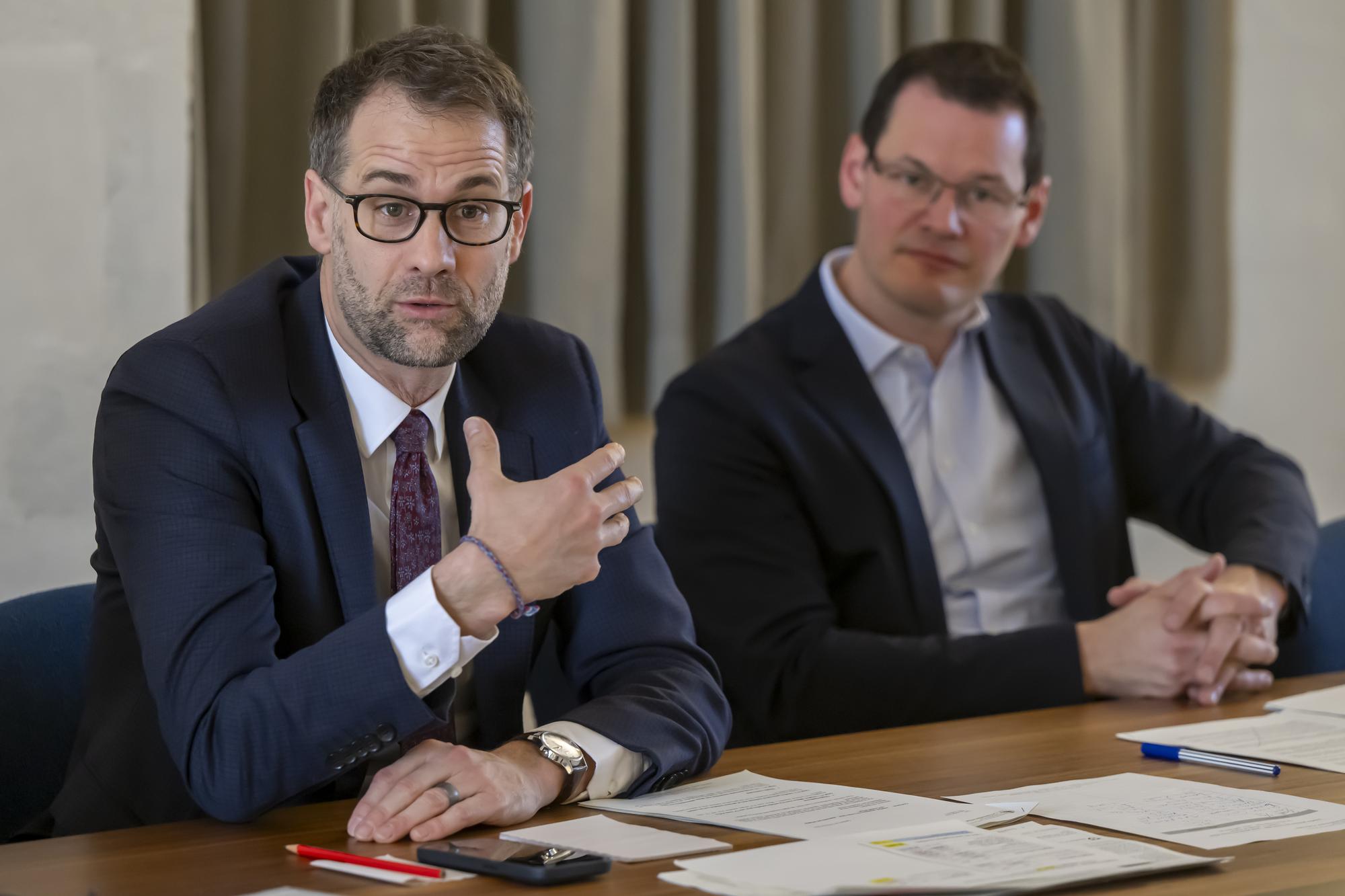 Antonio Hodgers, gauche, president du Conseil d'Etat genevois et le conseiller d'Etat genevois, Pierre Maudet, droite, s'expriment lors d'un point de presse apres les resultats des votations, ce dimanche 3 mars 2024 a Geneve. Les genevois ont vote sur 8 objets cantonaux genevois: La loi suspendant les delais referendaires a Paques. La loi Pour un exercice des droits politiques en adequation avec les realites d'aujourd'hui. A l'inscription de l'hymne officiel de la Republique et Canton de Geneve dans la Constitution. Aux lois modifiant le PAV (Praille-Acacias-Vernets pour de la PPE. L'initiative pour le reduction de l'impot sur les vehicules. Au CP a l'IN 178 Pour une imposition coresponsable et equitable des vehicules motorises. (KEYSTONE/Martial Trezzini)