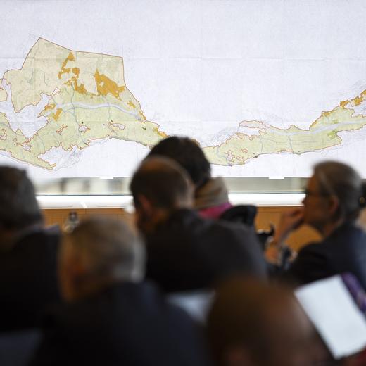 Une affiche contenant le plan de Lavaux est affichee sur les vritres du Parlement vaudois lors d'une seance du Grand Conseil sur le PAC Lavaux (Plan d'affectation cantonal Lavaux), ce mardi, 5 mars 2024 dans la salle du Grand Conseil du canton de Vaud a Lausanne. (KEYSTONE/Cyril Zingaro)