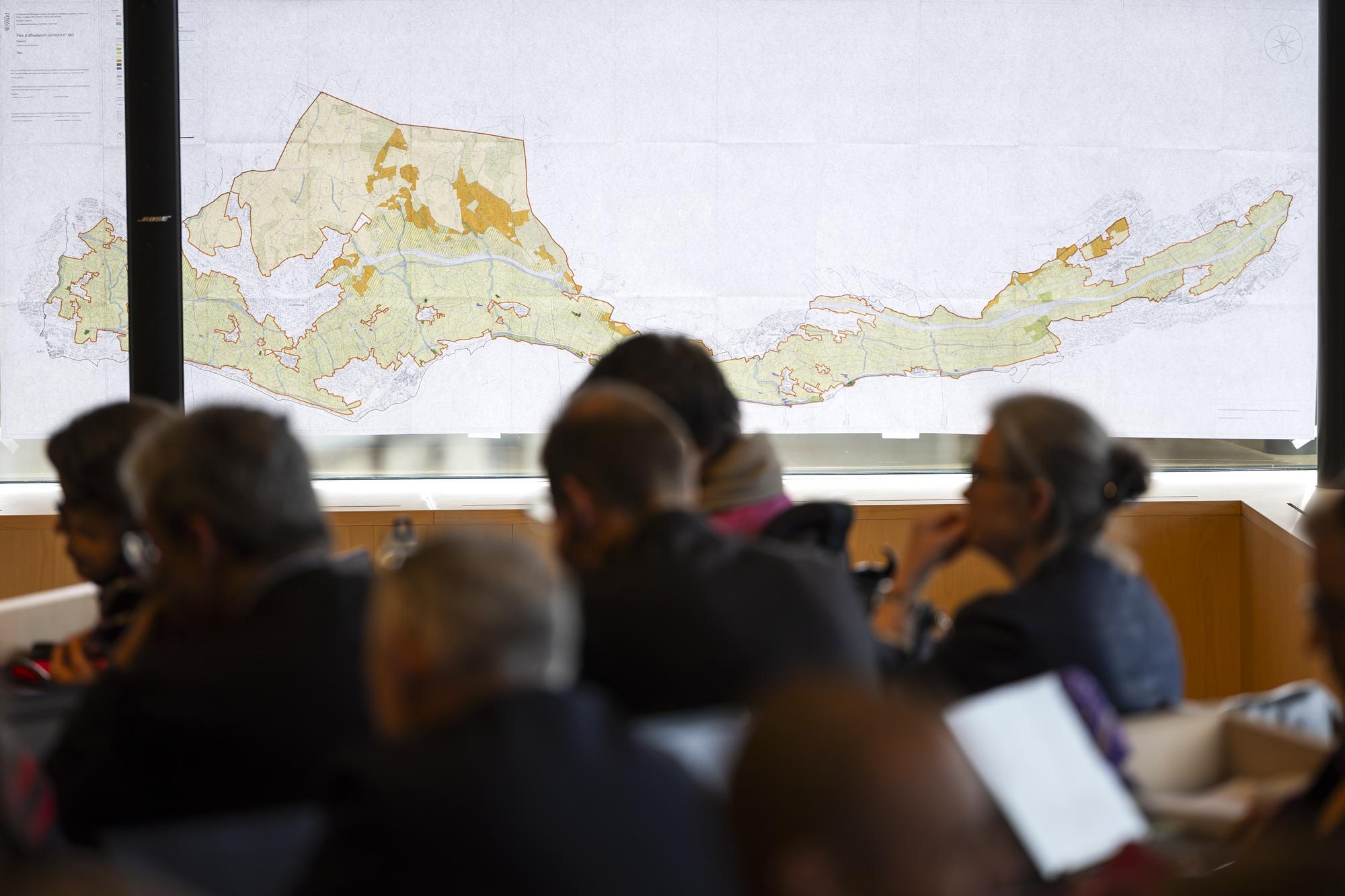 Une affiche contenant le plan de Lavaux est affichee sur les vritres du Parlement vaudois lors d'une seance du Grand Conseil sur le PAC Lavaux (Plan d'affectation cantonal Lavaux), ce mardi, 5 mars 2024 dans la salle du Grand Conseil du canton de Vaud a Lausanne. (KEYSTONE/Cyril Zingaro)