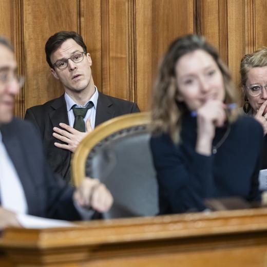 Nationalraetin Aline Trede, GP-BE, rechts, und Nationalrat Bastien Girod, GP-ZH, 2. von links, verfolgen die Differenzbereinigung um das CO2 Gesetz, an der Fruehjahrssession der Eidgenoessischen Raete, am Mittwoch, 6. Maerz 2024 im Staenderat in Bern. Im Vordergrund Pascal Broulis, FDP-VD, links, und Johanna Gapany, FDP-FR. (KEYSTONE/Alessandro della Valle)