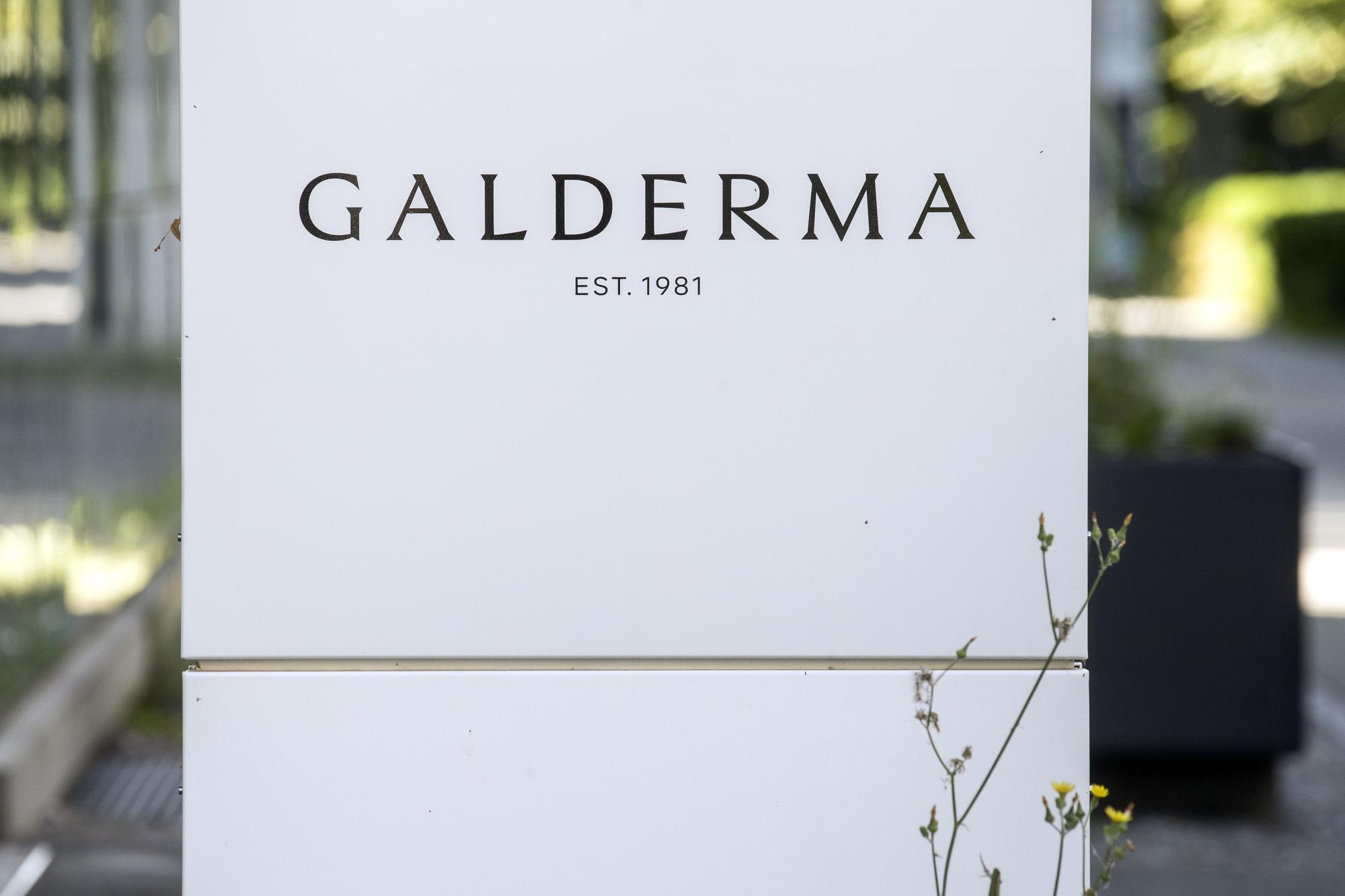 Das Logo der Firma Galderma am Hauptsitz in Zug, aufgenommen am Dienstag, 2. August 2022. (KEYSTONE/Alexandra Wey)