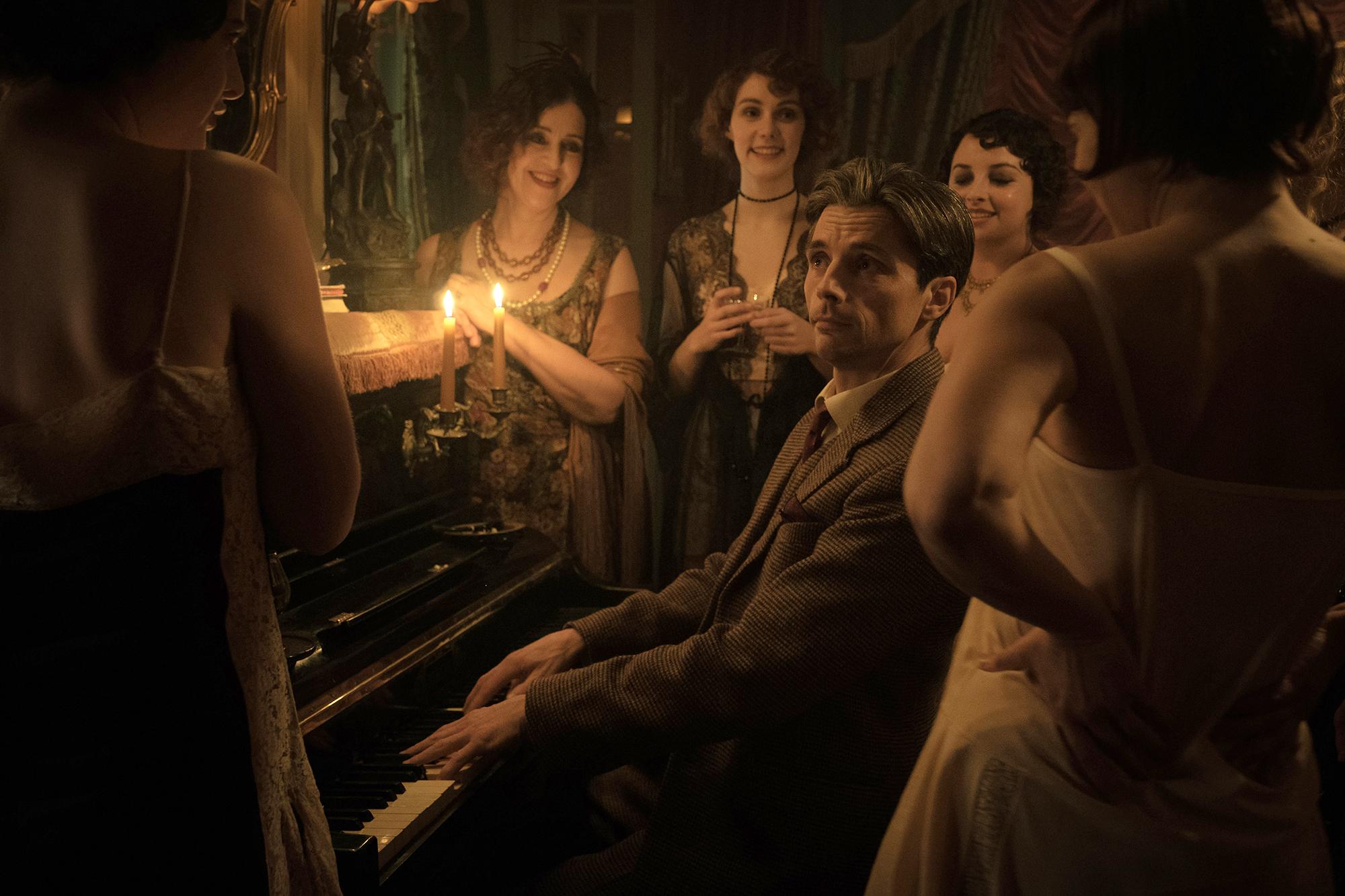 Boléro, un film d'Anne Fontaine, avec Raphaël Personnaz (Ravel), Dora Tillier (Misia), Jeanne Balibar (Ida Rubinstein), Emmanuelle Devos (Marguerite Long), Vincent Pérez (CIPA), Anne Alvaro (la mère de Ravel), Sophie Guillemin (Mme Revelot), Alexandre Tharaud (Lalo) - Christophe Beaucarne DOP